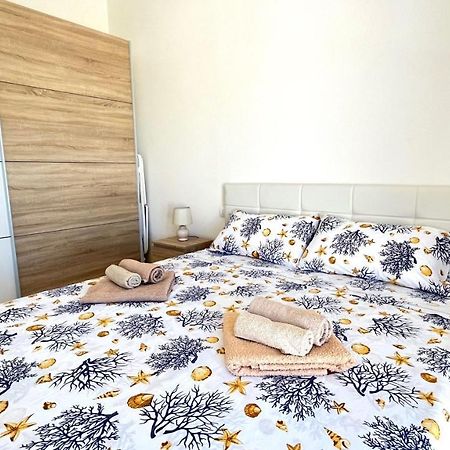 Attici Con Terrazzo Vista Mare Lejlighed Calasetta Eksteriør billede