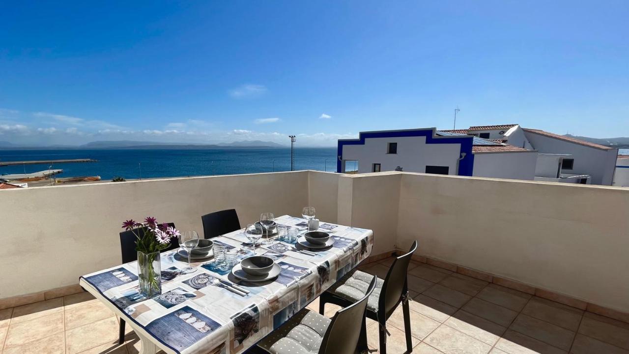 Attici Con Terrazzo Vista Mare Lejlighed Calasetta Eksteriør billede