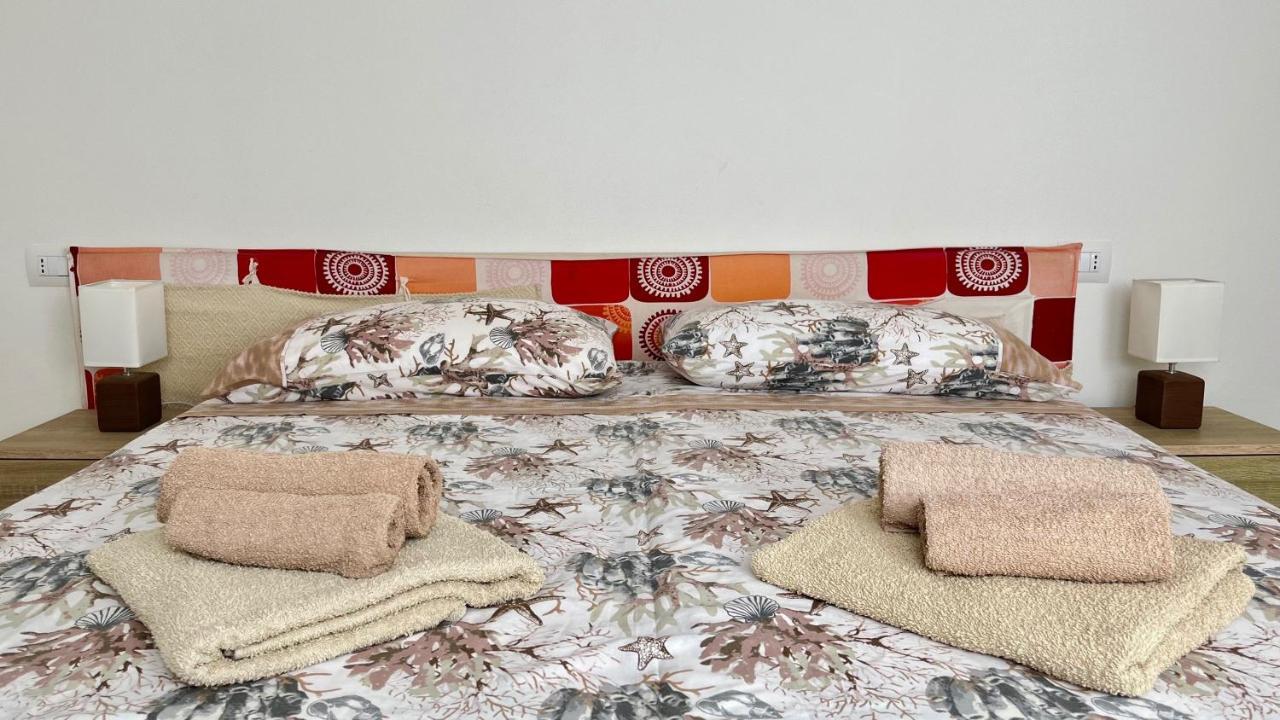 Attici Con Terrazzo Vista Mare Lejlighed Calasetta Eksteriør billede