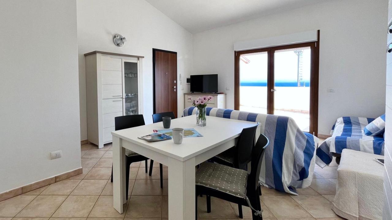 Attici Con Terrazzo Vista Mare Lejlighed Calasetta Eksteriør billede