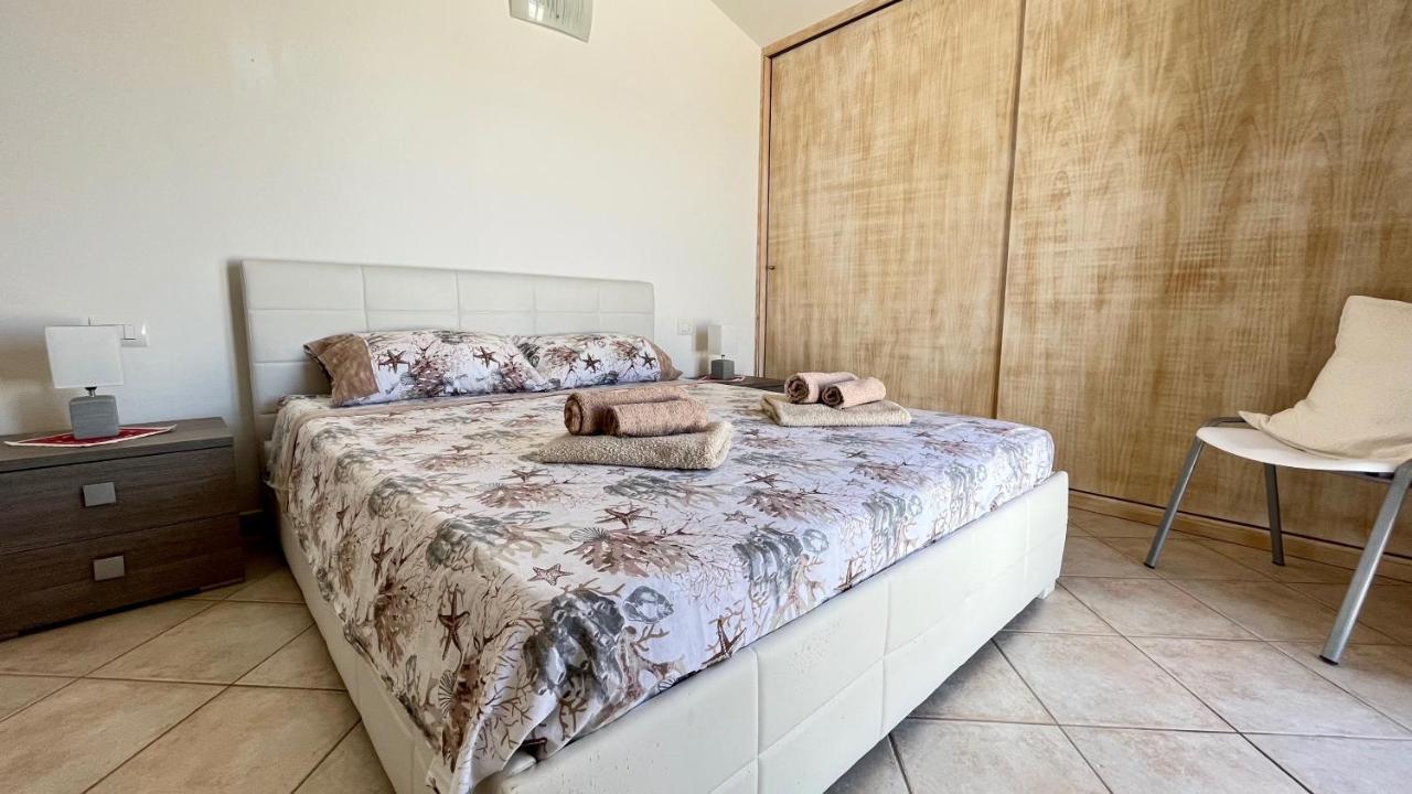 Attici Con Terrazzo Vista Mare Lejlighed Calasetta Eksteriør billede