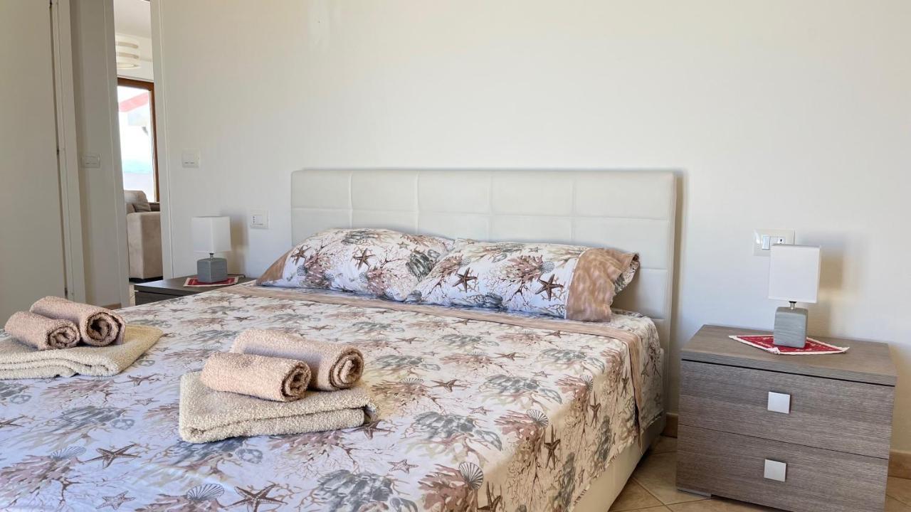 Attici Con Terrazzo Vista Mare Lejlighed Calasetta Eksteriør billede