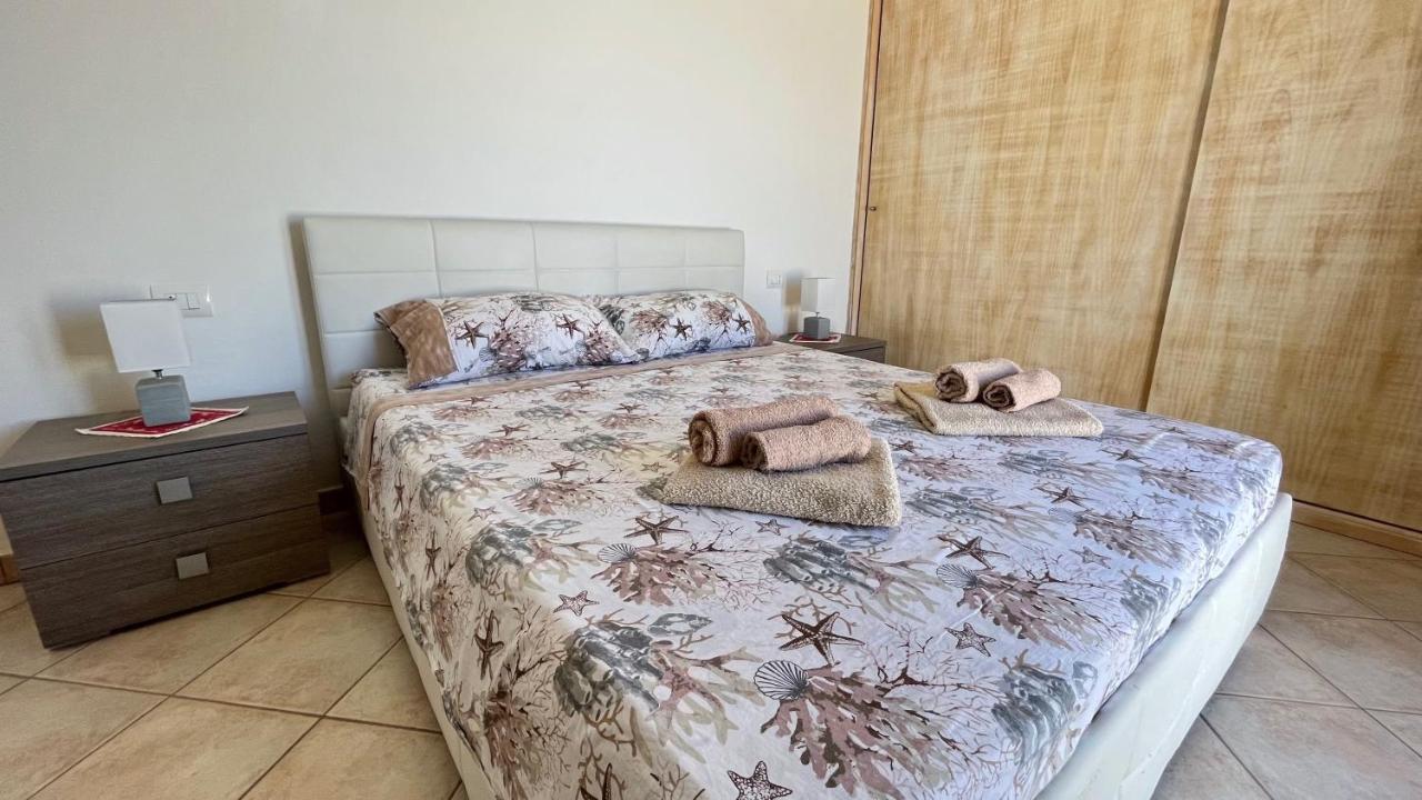 Attici Con Terrazzo Vista Mare Lejlighed Calasetta Eksteriør billede