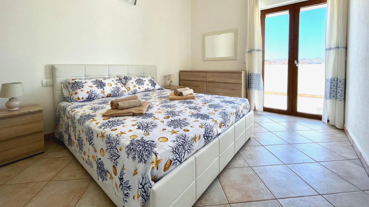 Attici Con Terrazzo Vista Mare Lejlighed Calasetta Eksteriør billede