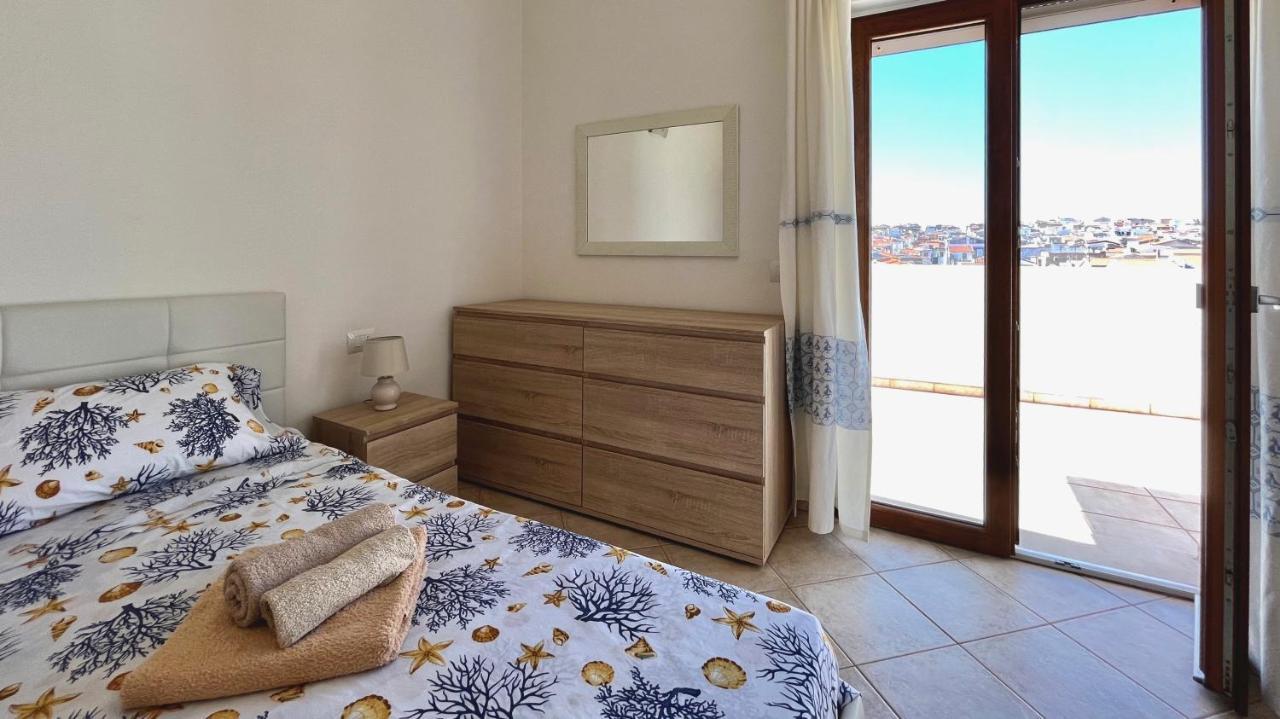 Attici Con Terrazzo Vista Mare Lejlighed Calasetta Eksteriør billede