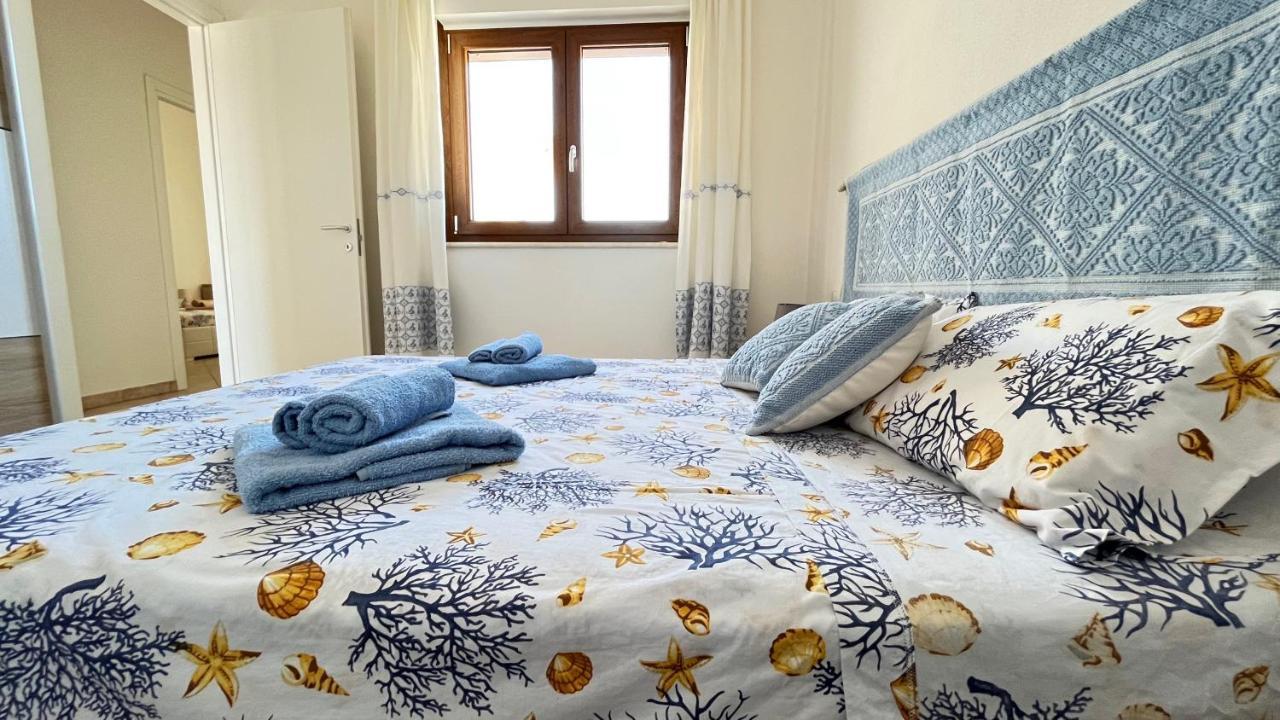 Attici Con Terrazzo Vista Mare Lejlighed Calasetta Eksteriør billede