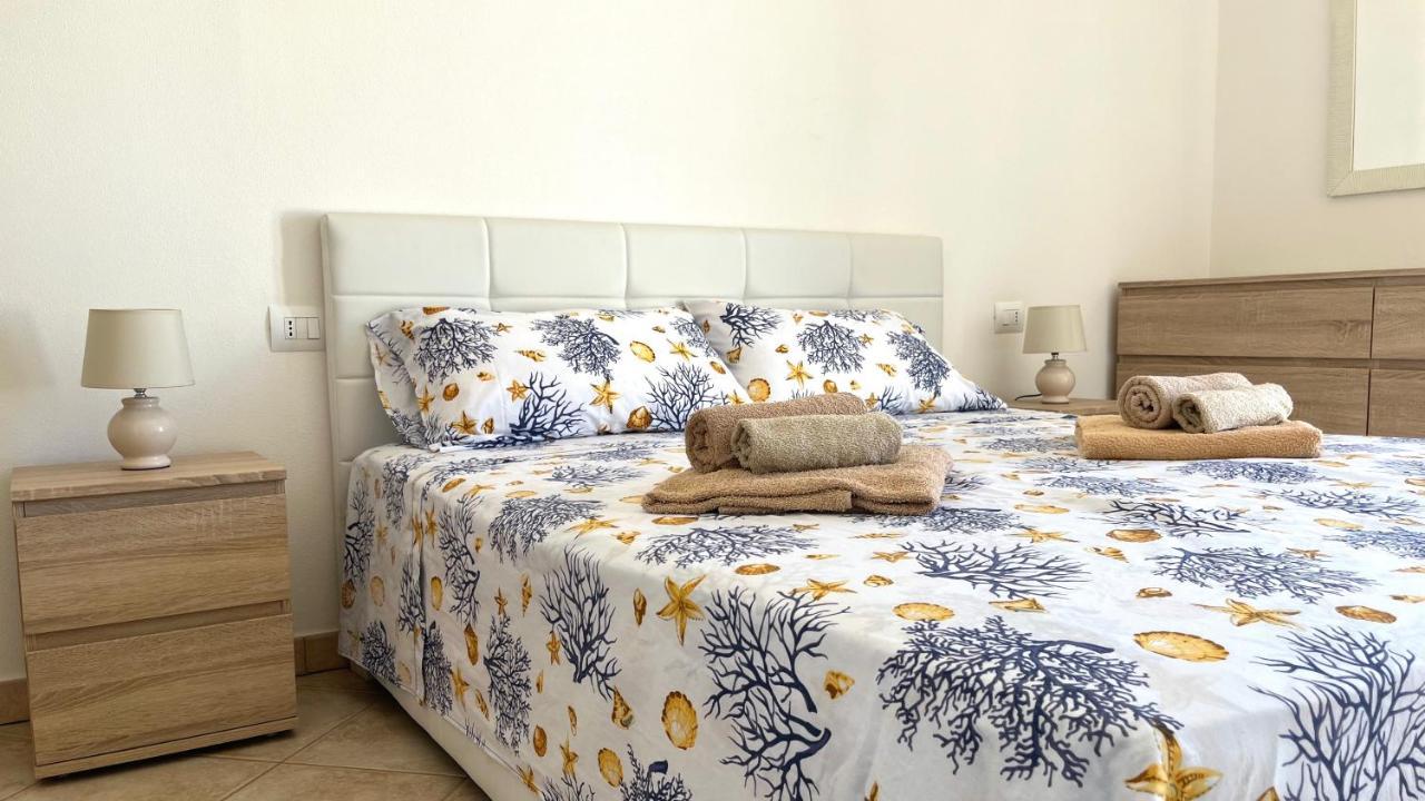 Attici Con Terrazzo Vista Mare Lejlighed Calasetta Eksteriør billede