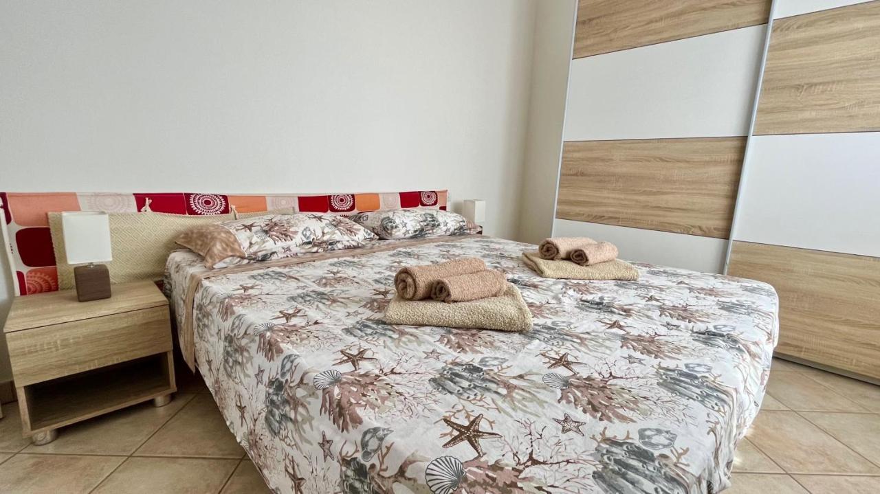 Attici Con Terrazzo Vista Mare Lejlighed Calasetta Eksteriør billede