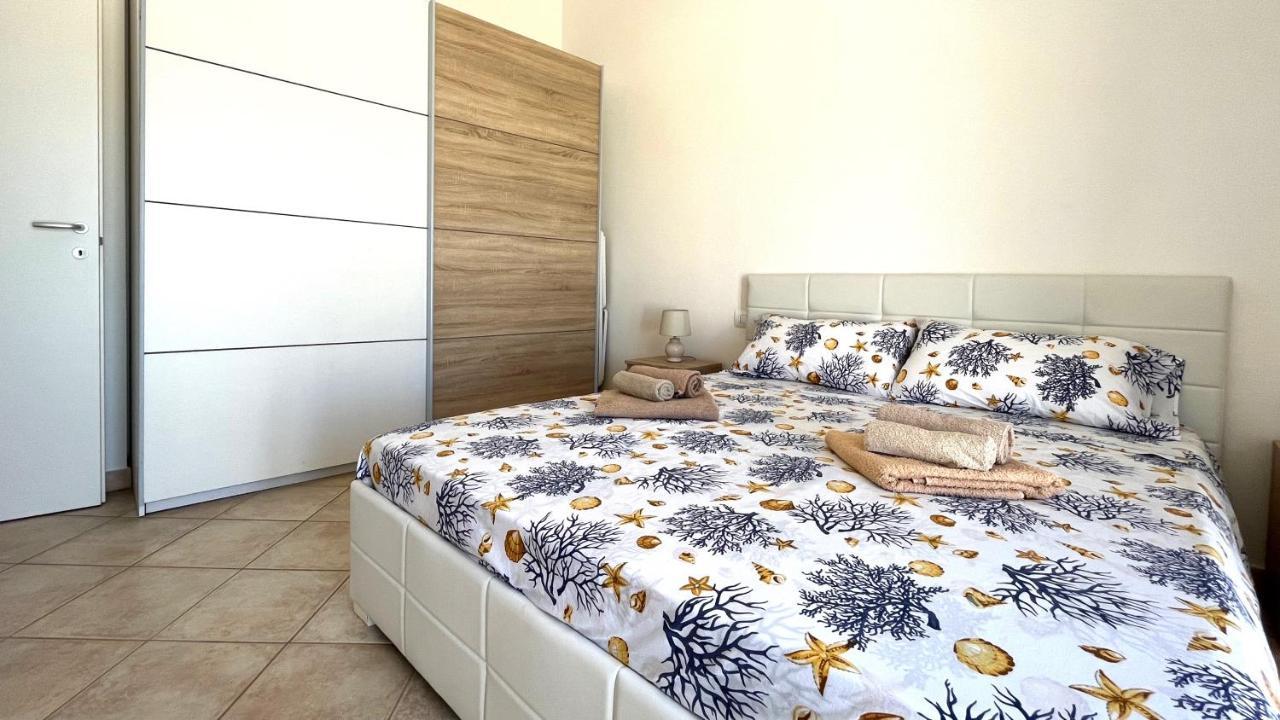 Attici Con Terrazzo Vista Mare Lejlighed Calasetta Eksteriør billede