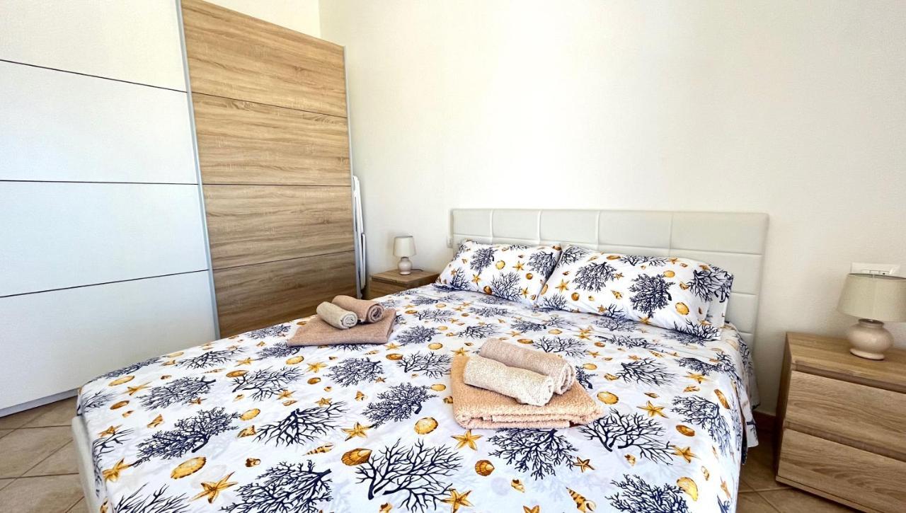 Attici Con Terrazzo Vista Mare Lejlighed Calasetta Eksteriør billede
