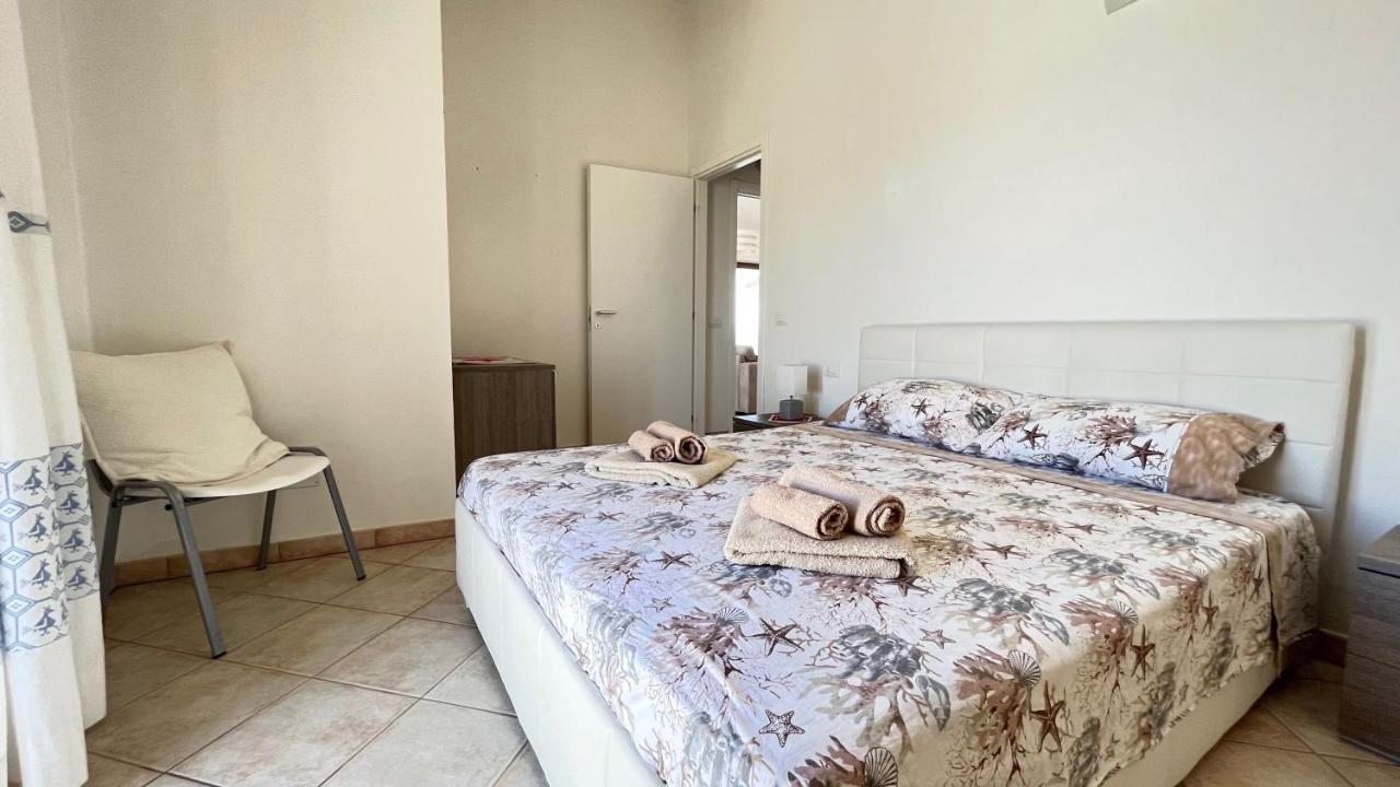 Attici Con Terrazzo Vista Mare Lejlighed Calasetta Eksteriør billede